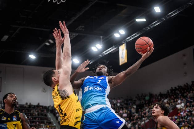 Isaiah Swope Frankfurt Skyliners, 01 vs Gavin Schilling MHP RIESEN Ludwigsburg, 34 GER, MHP Riesen Ludwigsburg vs Skyliners Frankfurt, Basketball Bundesliga, easycredit BBL, 25 Matchday, Season 2025 2026, 20 03 2026 GER, MHP Riesen Ludwigsburg vs Skyliners Frankfurt, Basketball Bundesliga, easycredit BBL, 25 Matchday, Season 2025 2026, 20 03 2026 Ludwigsburg Copyright: xSandyxDinkelackerx EP_SDR