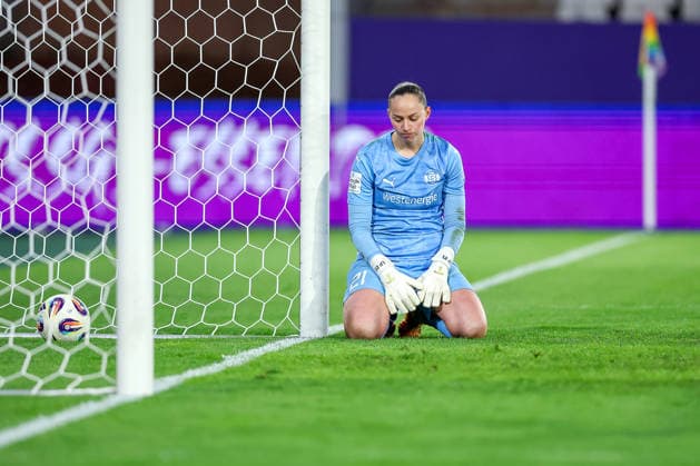 20 03 2026, Football, 1 Womens Bundesliga, SGS Essen FC Bayern Munich, Stadion Hafenstraße, Google Pixel Frauenbundesliga, 21 Matchday, Season 2025 2026 Luisa Palmen SGS Essen 21 kneels in disappointment after the 0 5 on the pitch DFB regulations prohibit any use of photographs as image sequences and or quasi video Nordrhein Westfalen Germany