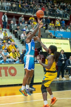 William Christmas Frankfurt Skyliners, 08 , Traveon Buchanan MHP RIESEN Ludwigsburg, 02 , GER, MHP Riesen vs Skyliners Frankfurt, Basketball Bundesliga, easycredit BBL, 25 Matchday, Season 2025 2026, 20 03 2026, GER, MHP Riesen vs Skyliners Frankfurt, Basketball Bundesliga, easycredit BBL, 25 Matchday, Season 2025 2026, 20 03 2026 Ludwigsburg Copyright: xEibner-Pressefoto SaschaxWaltherx EP_EER