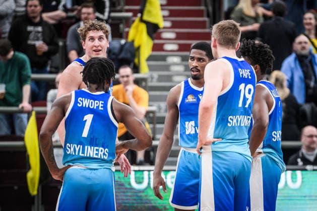 Jacob Holt Frankfurt Skyliners, 10 , William Christmas Frankfurt Skyliners, 08 , Center and team of the Skyliners Frankfurt team circle visibly dissatisfied with first half GER, MHP Riesen Ludwigsburg vs Skyliners Frankfurt, Basketball Bundesliga, easycredit BBL, 25 Matchday, Season 2025 2026, 20 03 2026 GER, MHP Riesen Ludwigsburg vs Skyliners Frankfurt, Basketball Bundesliga, easycredit BBL, 25 Matchday, Season 2025 2026, 20 03 2026 Ludwigsburg Copyright: xSandyxDinkelackerx EP_SDR