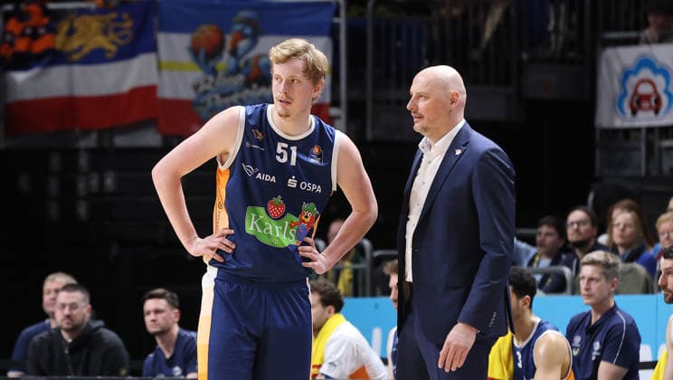 Coach Przemyslw Frasunkiewicz talks to Bent Leuchten Action Upper Body Sports Basketball BBL Bundesliga Men 25 Matchday Season 2025 2026 20 03 2026 ALBA Berlin vs Rostock Seawolves