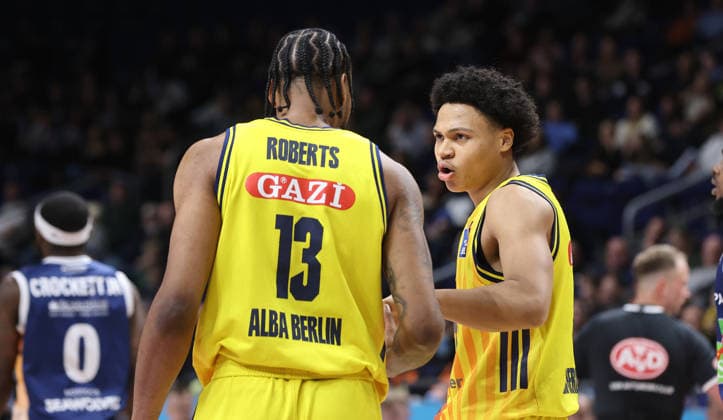 re Jack Kayil talks to J Wan Roberts Action Upper Body Sports Basketball BBL Bundesliga Men 25 Matchday Season 2025 2026 20 03 2026 ALBA Berlin vs Rostock Seawolves