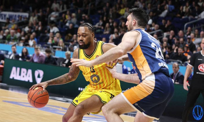 J Wan Roberts on the ball, Owen Klassen duel Game scene Action Sport Basketball BBL Bundesliga Men 25 Matchday Season 2025 2026 20 03 2026 ALBA Berlin vs Rostock Seawolves