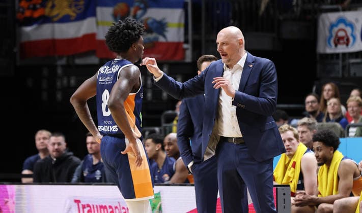 Coach Przemyslw Frasunkiewicz talks to Kassim Nicholson Action Upper Body Sports Basketball BBL Bundesliga Men 25 Matchday Season 2025 2026 20 03 2026 ALBA Berlin vs Rostock Seawolves
