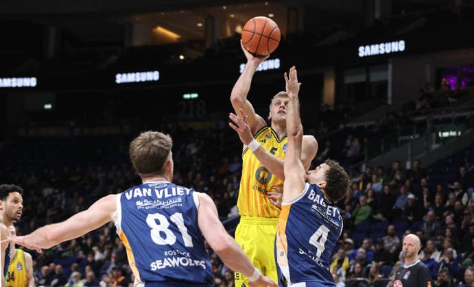 Andy van Vliet, Sam Griesel on the ball, Elia Baggette duel Game scene Action Sport Basketball BBL Bundesliga Men 25 Matchday Season 2025 2026 20 03 2026 ALBA Berlin vs Rostock Seawolves