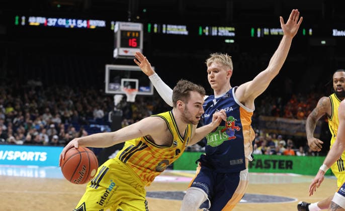 Malte Delow on the ball, Lukasz Kolenda duel Game scene Action Sport Basketball BBL Bundesliga Men 25 Matchday Season 2025 2026 20 03 2026 ALBA Berlin vs Rostock Seawolves
