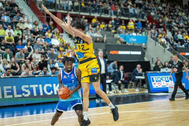 Isaiah Swope Frankfurt Skyliners, 01 , Lenny Anigbata MHP RIESEN Ludwigsburg, 12 , GER, MHP Riesen vs Skyliners Frankfurt, Basketball Bundesliga, easycredit BBL, 25 Matchday, Season 2025 2026, 20 03 2026, GER, MHP Riesen vs Skyliners Frankfurt, Basketball Bundesliga, easycredit BBL, 25 Matchday, Season 2025 2026, 20 03 2026 Ludwigsburg Copyright: xEibner-Pressefoto SaschaxWaltherx EP_EER