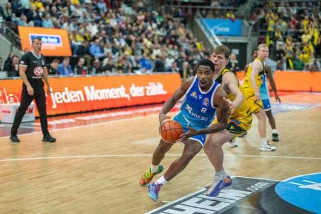 William Christmas Frankfurt Skyliners, 08 , Julis Baumer MHP RIESEN Ludwigsburg, 37 , GER, MHP Riesen vs Skyliners Frankfurt, Basketball Bundesliga, easycredit BBL, 25 Matchday, Season 2025 2026, 20 03 2026, GER, MHP Riesen vs Skyliners Frankfurt, Basketball Bundesliga, easycredit BBL, 25 Matchday, Season 2025 2026, 20 03 2026 Ludwigsburg Copyright: xEibner-Pressefoto SaschaxWaltherx EP_EER