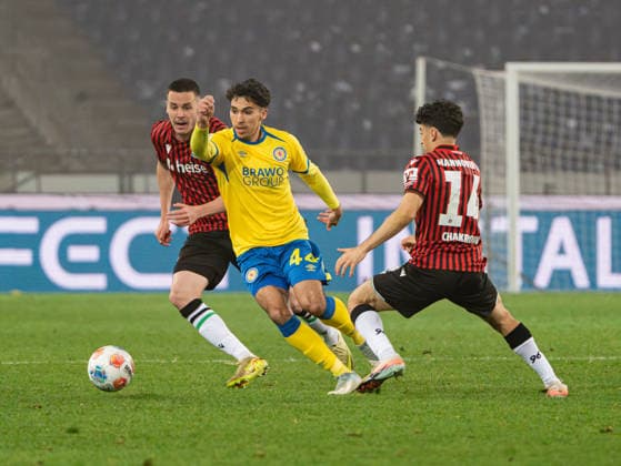 Johan Gomez Eintracht Braunschweig, 44 in duel against Husseyn Chakroun Hannover 96, 14 Hannover 96 vs Eintracht Braunschweig, Football, 2 Bundesliga, Matchday 27, Season 2025 2026, 20 03 2026 DFL REGULATIONS PROHIBIT ANY USE OF PHOTOGRAPHS AS IMAGE SEQUENCES AND OR QUASI VIDEO, Hannover 96 vs Eintracht Braunschweig, Football, 2 Bundesliga, Matchday 27, Season 2025 2026, 20 03 2026 Hannover Copyright: xEibner-Pressefoto DamianxKruczynx EP_DKI