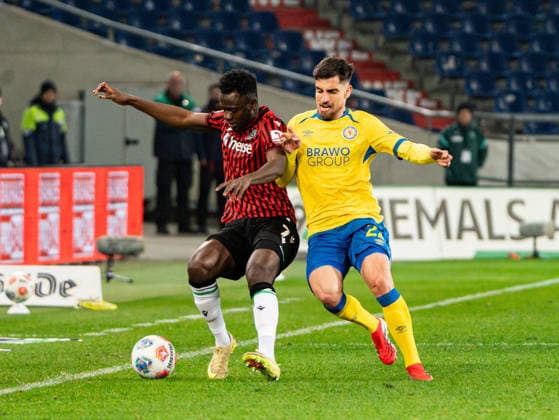 Mustapha Bundu Hannover 96, 07 in duel against Fabio Di Michele Sanchez Eintracht Braunschweig, 22 Hannover 96 vs Eintracht Braunschweig, Football, 2 Bundesliga, Matchday 27, Season 2025 2026, 20 03 2026 DFL REGULATIONS PROHIBIT ANY USE OF PHOTOGRAPHS AS IMAGE SEQUENCES AND OR QUASI VIDEO, Hannover 96 vs Eintracht Braunschweig, Football, 2 Bundesliga, Matchday 27, Season 2025 2026, 20 03 2026 Hannover Copyright: xEibner-Pressefoto DamianxKruczynx EP_DKI