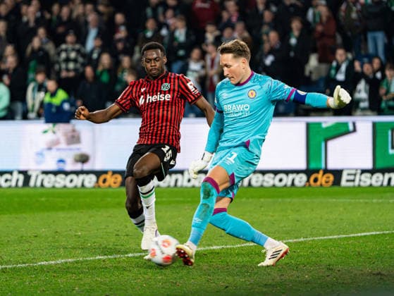 Noel Aseko Nkili Hannover 96, 15 in duel against Ron Thorben Hoffmann Eintracht Braunschweig, 01 Hannover 96 vs Eintracht Braunschweig, Football, 2 Bundesliga, Matchday 27, Season 2025 2026, 20 03 2026 DFL REGULATIONS PROHIBIT ANY USE OF PHOTOGRAPHS AS IMAGE SEQUENCES AND OR QUASI VIDEO, Hannover 96 vs Eintracht Braunschweig, Football, 2 Bundesliga, Matchday 27, Season 2025 2026, 20 03 2026 Hannover Copyright: xEibner-Pressefoto DamianxKruczynx EP_DKI