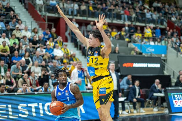 Isaiah Swope Frankfurt Skyliners, 01 , Lenny Anigbata MHP RIESEN Ludwigsburg, 12 , GER, MHP Riesen vs Skyliners Frankfurt, Basketball Bundesliga, easycredit BBL, 25 Matchday, Season 2025 2026, 20 03 2026, GER, MHP Riesen vs Skyliners Frankfurt, Basketball Bundesliga, easycredit BBL, 25 Matchday, Season 2025 2026, 20 03 2026 Ludwigsburg Copyright: xEibner-Pressefoto SaschaxWaltherx EP_EER