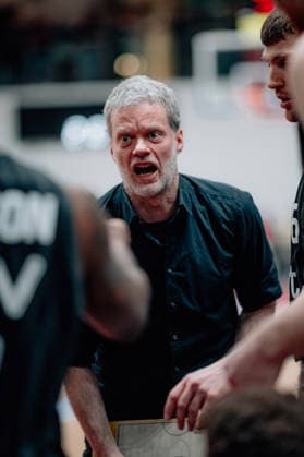 BB 2BL SBB Baskets Tigers Tuebingen Coach Eric Detlev Tigers Tuebingen during the 2025 2026 season in the 2 Barmer Basketball Bundesliga Pro A on matchday 28 between SBB Baskets and Tigers Tuebingen at Wolfgang Lakenmacher Halle on March 20, 2026 in Magdeburg, Sachsen Anhalt, Germany