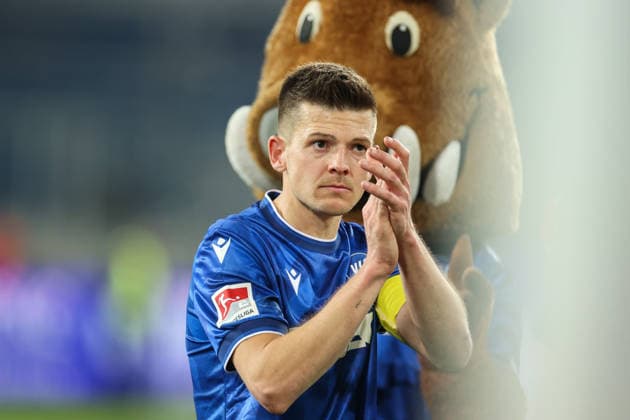 After the victory with the fans Marvin Wanitzek Karlsruher SC, 10 , Karlsruher SC vs SpVgg Greuther Fuerth, 2 Bundesliga, 27 Matchday, 2025 2026, 20 03 2026, DFL REGULATIONS PROHIBIT ANY USE OF PHOTOGRAPHS AS IMAGE SEQUENCES AND OR QUASI VIDEO, Karlsruher SC vs SpVgg Greuther Fuerth, 2 Bundesliga, 27 Matchday, 2025 2026, 20 03 2026 Karlsruhe Copyright: xEibner-Pressefoto JanxPrihodax EP_JPA