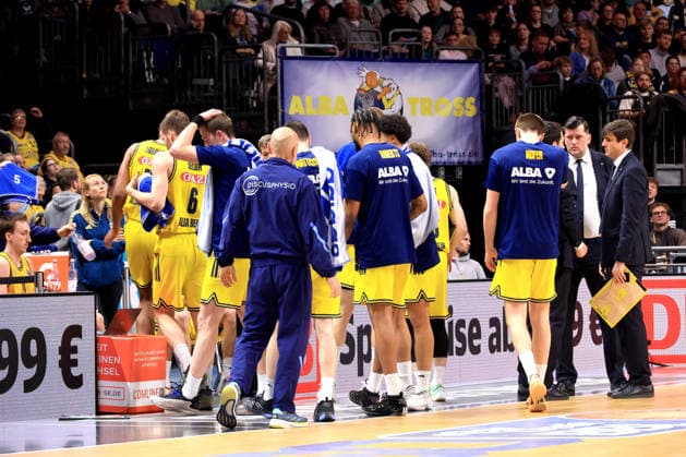 DEU, easyCredit BBL, ALBA vs Rostock Seawolves, 20 03 2026, Uber Arena, Berlin, DEU, easyCredit BBL, ALBA vs Rostock Seawolves, in the picture CHIEF TRAINER Pedro Calles ALBA Berlin , ALBA players circle nordphotoxGmbHx xEngler nph00076