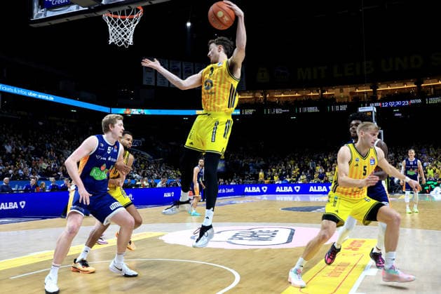 DEU, easyCredit BBL, ALBA vs Rostock Seawolves, 20 03 2026, Uber Arena, Berlin, DEU, easyCredit BBL, ALBA vs Rostock Seawolves, pictured Alex OÕConnell ALBA Berlin 3 , äJ Wan Roberts ALBA Berlin 13 , Sam Griesel ALBA Berlin 5 , Bent Leuchten Rostock Seawolves 51 nordphotoxGmbHx xEngler nph00076