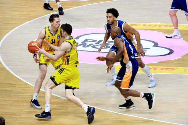 DEU, easyCredit BBL, ALBA vs Rostock Seawolves, 20 03 2026, Uber Arena, Berlin, DEU, easyCredit BBL, ALBA vs Rostock Seawolves, pictured Justin Bean ALBA Berlin 34 , JONAS MATTISSECK ALBA Berlin 9 , DeAndre Lansdowne Rostock Seawolves 9 , D Shawn Schwartz Rostock Seawolves 5 nordphotoxGmbHx xEngler nph00076