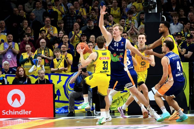 DEU, easyCredit BBL, ALBA vs Rostock Seawolves, 20 03 2026, Uber Arena, Berlin, DEU, easyCredit BBL, ALBA vs Rostock Seawolves, pictured Bennet Hundt ALBA Berlin 33 , Moses Wood ALBA Berlin 11 , Norris Agbakoko ALBA Berlin 17 , Bent Leuchten Rostock Seawolves 51 , Elias Baggette Rostock Seawolves 4 nordphotoxGmbHx xEngler nph00076