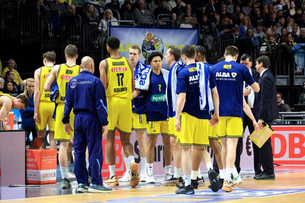 DEU, easyCredit BBL, ALBA vs Rostock Seawolves, 20 03 2026, Uber Arena, Berlin, DEU, easyCredit BBL, ALBA vs Rostock Seawolves, in the picture CHIEF TRAINER Pedro Calles ALBA Berlin , ALBA players circle nordphotoxGmbHx xEngler nph00076