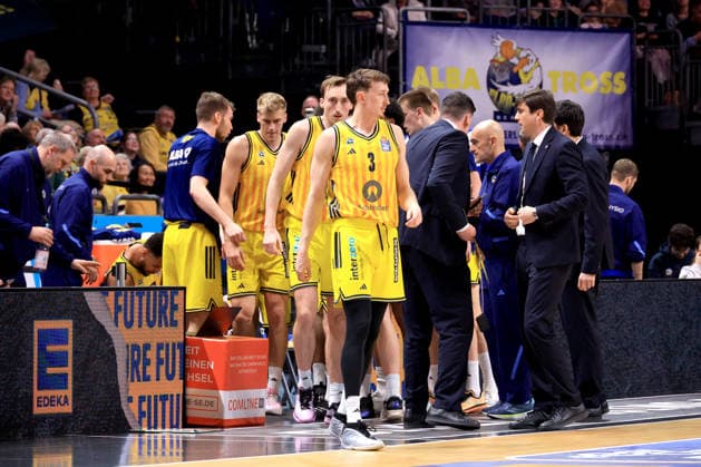 DEU, easyCredit BBL, ALBA vs Rostock Seawolves, 20 03 2026, Uber Arena, Berlin, DEU, easyCredit BBL, ALBA vs Rostock Seawolves, in the picture CHIEF TRAINER Pedro Calles ALBA Berlin , ALBA players circle nordphotoxGmbHx xEngler nph00076