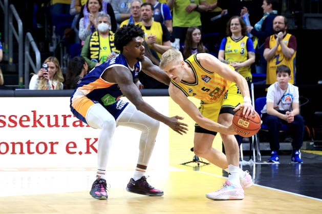 DEU, easyCredit BBL, ALBA vs Rostock Seawolves, 20 03 2026, Uber Arena, Berlin, DEU, easyCredit BBL, ALBA vs Rostock Seawolves, pictured Sam Griesel ALBA Berlin 5 , Kassim Nicholson Rostock Seawolves 8 nordphotoxGmbHx xEngler nph00076