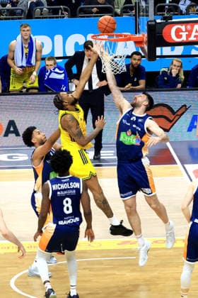 DEU, easyCredit BBL, ALBA vs Rostock Seawolves, 20 03 2026, Uber Arena, Berlin, DEU, easyCredit BBL, ALBA vs Rostock Seawolves, in the picture J Wan Roberts ALBA Berlin 13 , Owen Klassen Rostock Seawolves 29 nordphotoxGmbHx xEngler nph00076
