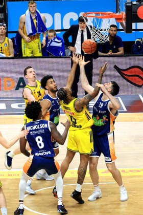 DEU, easyCredit BBL, ALBA vs Rostock Seawolves, 20 03 2026, Uber Arena, Berlin, DEU, easyCredit BBL, ALBA vs Rostock Seawolves, pictured J Wan Roberts ALBA Berlin 13 , Owen Klassen Rostock Seawolves 29 , D Shawn Schwartz Rostock Seawolves 5 nordphotoxGmbHx xEngler nph00076