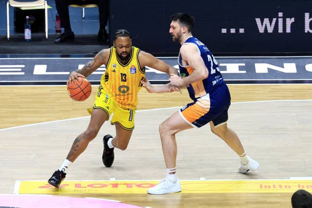DEU, easyCredit BBL, ALBA vs Rostock Seawolves, 20 03 2026, Uber Arena, Berlin, DEU, easyCredit BBL, ALBA vs Rostock Seawolves, in the picture J Wan Roberts ALBA Berlin 13 , Owen Klassen Rostock Seawolves 29 nordphotoxGmbHx xEngler nph00076