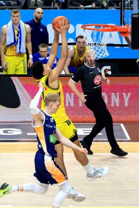 DEU, easyCredit BBL, ALBA vs Rostock Seawolves, 20 03 2026, Uber Arena, Berlin, DEU, easyCredit BBL, ALBA vs Rostock Seawolves, in the picture dunking by Jack Kayil ALBA Berlin 7 , Lukasz Kolenda Rostock Seawolves 10 nordphotoxGmbHx xEngler nph00076