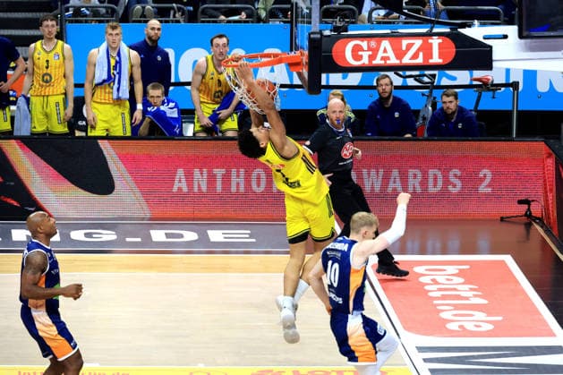 DEU, easyCredit BBL, ALBA vs Rostock Seawolves, 20 03 2026, Uber Arena, Berlin, DEU, easyCredit BBL, ALBA vs Rostock Seawolves, in the picture dunking by Jack Kayil ALBA Berlin 7 , Lukasz Kolenda Rostock Seawolves 10 nordphotoxGmbHx xEngler nph00076