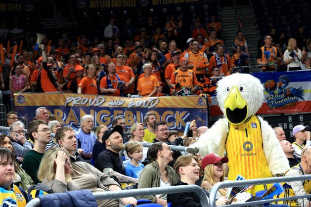 DEU, easyCredit BBL, ALBA vs Rostock Seawolves, 20 03 2026, Uber Arena, Berlin, DEU, easyCredit BBL, ALBA vs Rostock Seawolves, in the picture ALBA mascot, Rostock fans nordphotoxGmbHx xEngler nph00076