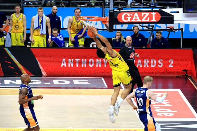 DEU, easyCredit BBL, ALBA vs Rostock Seawolves, 20 03 2026, Uber Arena, Berlin, DEU, easyCredit BBL, ALBA vs Rostock Seawolves, in the picture dunking by Jack Kayil ALBA Berlin 7 , Lukasz Kolenda Rostock Seawolves 10 nordphotoxGmbHx xEngler nph00076