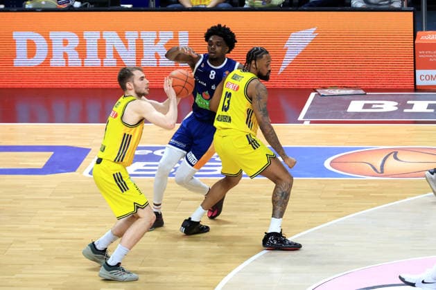 DEU, easyCredit BBL, ALBA vs Rostock Seawolves, 20 03 2026, Uber Arena, Berlin, DEU, easyCredit BBL, ALBA vs Rostock Seawolves, pictured MALTE DELOW ALBA Berlin 6 , J Wan Roberts ALBA Berlin 13 , Kassim Nicholson Rostock Seawolves 8 nordphotoxGmbHx xEngler nph00076