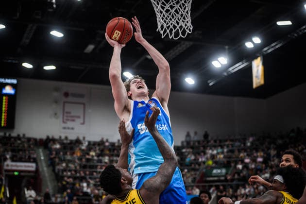 Jacob Holt Frankfurt Skyliners, 10 prevails against Babacar Sane MHP RIESEN Ludwigsburg, 00 , bottom GER, MHP Riesen Ludwigsburg vs Skyliners Frankfurt, Basketball Bundesliga, easycredit BBL, 25 Matchday, Season 2025 2026, 20 03 2026 GER, MHP Riesen Ludwigsburg vs Skyliners Frankfurt, Basketball Bundesliga, easycredit BBL, 25 Matchday, Season 2025 2026, 20 03 2026 Ludwigsburg Copyright: xSandyxDinkelackerx EP_SDR