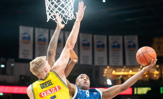 20 3 2026, Basketball, Men, easy credit BBL, easy credit Bundesliga, BBL, Bundesliga, Season 2025 26, 25 Matchday, Alba Berlin Rostock Seawolves Sam Griesel Alba Berlin, li against DeAndre Lansdowne Rostock Seawolves, re Berlin Uber Arena Berlin Germany