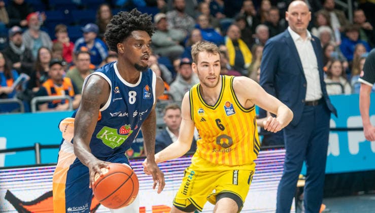 20 3 2026, Basketball, Men, easy credit BBL, easy credit Bundesliga, BBL, Bundesliga, Season 2025 26, 25 Matchday, Alba Berlin Rostock Seawolves Kassim Nicholson Rostock Seawolves, left against Malte Delow Alba Berlin, right Berlin Uber Arena Berlin Germany