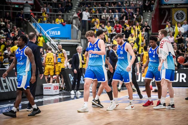 Isaiah Swope Frankfurt Skyliners, 01 , Jacob Holt Frankfurt Skyliners, 10 , Radii Caisin Frankfurt Skyliners, 16 , Nahiem Alleyne Frankfurt Skyliners, 04 , Till Pape Frankfurt Skyliners, 19 , vlnr Skyliners team visibly dissatisfied going into the half-time break GER, MHP Riesen Ludwigsburg vs Skyliners Frankfurt, Basketball Bundesliga, easycredit BBL, 25 Matchday, Season 2025 2026, 20 03 2026 GER, MHP Riesen Ludwigsburg vs Skyliners Frankfurt, Basketball Bundesliga, easycredit BBL, 25 Matchday, Season 2025 2026, 20 03 2026 Ludwigsburg Copyright: xSandyxDinkelackerx EP_SDR