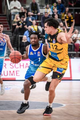Isaiah Swope Frankfurt Skyliners, 01 vs Lenny Anigbata MHP RIESEN Ludwigsburg, 12 GER, MHP Riesen Ludwigsburg vs Skyliners Frankfurt, Basketball Bundesliga, easycredit BBL, 25 Matchday, Season 2025 2026, 20 03 2026 GER, MHP Riesen Ludwigsburg vs Skyliners Frankfurt, Basketball Bundesliga, easycredit BBL, 25 Matchday, Season 2025 2026, 20 03 2026 Ludwigsburg Copyright: xSandyxDinkelackerx EP_SDR