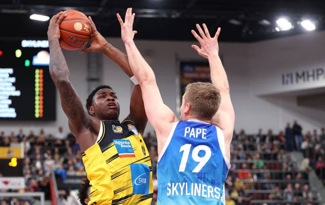 20 03 2026, Germany, Ludwigsburg Basketball MHP Riesen Ludwigsburg vs Frankfurt Skyliners, v l Babacar Sane MHP Riesen Ludwigsburg , Till Pape Frankfurt Skyliners