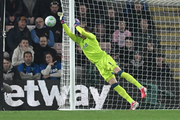 Bournemouth v Manchester United, ManU Premier League Djordje Petrovic (1) of AFC Bournemouth makes a save during the Premier League match between Bournemouth and Manchester United at the Vitality Stadium, Bournemouth, UK on 20 March 2026. Bournemouth Vitality Stadium Dorset UK Editorial use only DataCo restrictions apply See www.football-dataco.com , Copyright: xGrahamxHuntx PSI-23946-0020