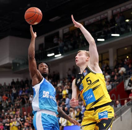 20 03 2026, Germany, Ludwigsburg Basketball MHP Riesen Ludwigsburg vs Frankfurt Skyliners, f l Isaiah Swope Frankfurt Skyliners , Toms Skuja MHP RIESEN Ludwigsburg