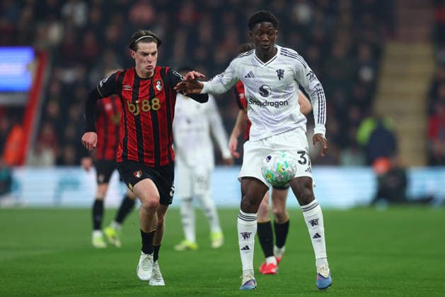 Bournemouth, England, 20th March 2026. Alex Scott of Bournemouth and Kobbie Mainoo of Manchester United, ManU challenge for the ball during the AFC Bournemouth vs Manchester United Premier League match at the Vitality Stadium, Bournemouth. Picture credit should read: Paul Terry Sportimage EDITORIAL USE ONLY. No use with unauthorised audio, video, data, fixture lists, club league logos or live services. Online in-match use limited to 120 images, no video emulation. No use in betting, games or single club league player publications. SPI_017_PT_Bournemouth_Man_Utd SPI-4628-0017