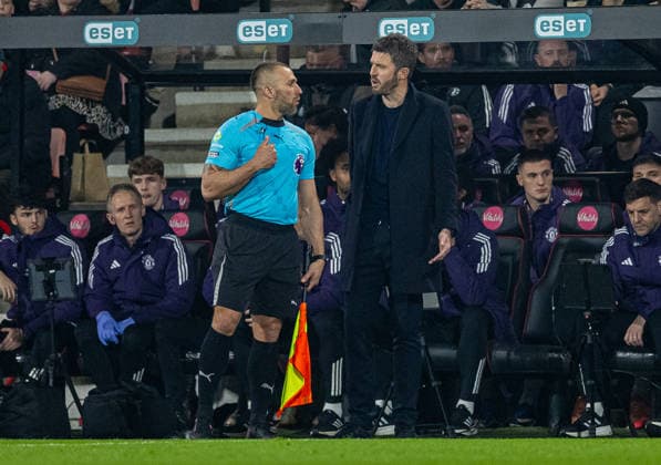 Football - FA Premier League - AFC Bournemouth v Manchester United, ManU FC BOURNEMOUTH, ENGLAND - Friday, March 20, 2026: Manchester United s head coach Michael Carrick speaks to the assistant referee during the FA Premier League match between AFC Bournemouth and Manchester United FC at Dean Court. (Photo by David Rawcliffe Propaganda) BOURNEMOUTH Dean Court DORSET ENGLAND  Copyright: xDavidxRawcliffex P2026-03-20-Bournemouth_Man_Utd-9
