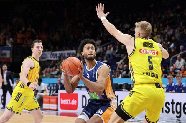 Justin Bean, D Shawn Schwartz on the ball, Sam Griesel duel Game scene Action Sport Basketball BBL Bundesliga Men 25 Matchday Season 2025 2026 20 03 2026 ALBA Berlin vs Rostock Seawolves