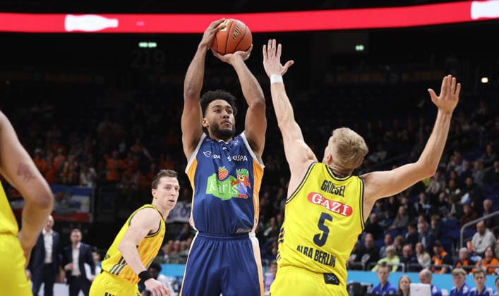 Justin Bean, D Shawn Schwartz on the ball, Sam Griesel duel Game scene Action Sport Basketball BBL Bundesliga Men 25 Matchday Season 2025 2026 20 03 2026 ALBA Berlin vs Rostock Seawolves