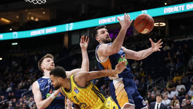 Kassim Nicholson, Norris Agbakoko, Owen Klassen on the ball duel Game scene Action Sport Basketball BBL Bundesliga Men 25 Matchday Season 2025 2026 20 03 2026 ALBA Berlin vs Rostock Seawolves