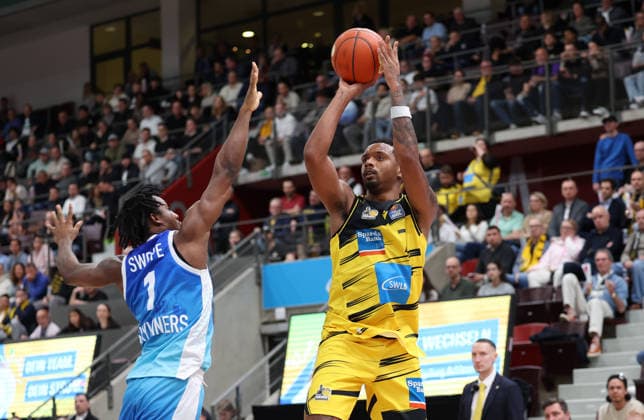 20 03 2026, Germany, Ludwigsburg Basketball MHP Riesen Ludwigsburg vs Frankfurt Skyliners, v l Isaiah Swope Frankfurt Skyliners , Elijah Hughes MHP RIESEN Ludwigsburg