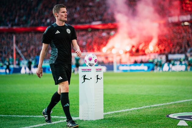 2 Bundesliga Hannover 96 vs Eintracht Braunschweig, 20 03 2026 Florian Exner Referee , in the background pyrotechnics Football, 2 Bundesliga, Matchday 27 Hannover 96 vs Eintracht Braunschweig on 20 03 2026 at Heinz von Heiden Arena, Hannover DFL REGULATIONS PROHIBIT ANY USE OF PHOTOGRAPHS AS IMAGE SEQUENCES AND OR QUASI VIDEO Copyright: xBEAUTIFULxSPORTS Tonhäuserx
