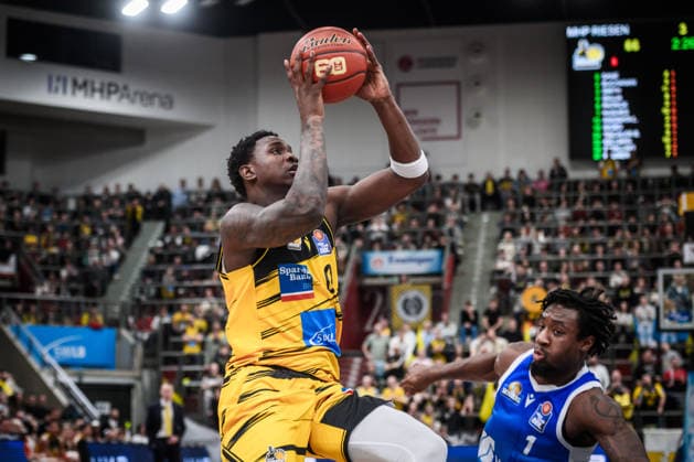 Babacar Sane MHP RIESEN Ludwigsburg, 00 vs Isaiah Swope Frankfurt Skyliners, 01 GER, MHP Riesen Ludwigsburg vs Skyliners Frankfurt, Basketball Bundesliga, easycredit BBL, 25 Matchday, Season 2025 2026, 20 03 2026 GER, MHP Riesen Ludwigsburg vs Skyliners Frankfurt, Basketball Bundesliga, easycredit BBL, 25 Matchday, Season 2025 2026, 20 03 2026 Ludwigsburg Copyright: xSandyxDinkelackerx EP_SDR