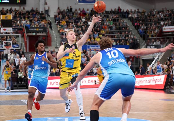 20 03 2026, Germany, Ludwigsburg Basketball MHP Riesen Ludwigsburg vs Frankfurt Skyliners, f l Nahiem Alleyne Frankfurt Skyliners , Toms Skuja MHP RIESEN Ludwigsburg , Jacob Holt Frankfurt Skyliners